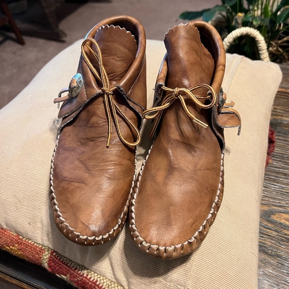 SOLD!! 8.5 TAOS Comfort Leather Mocs Shoes Southwestern Concha Tribal - Picture 5 of 13